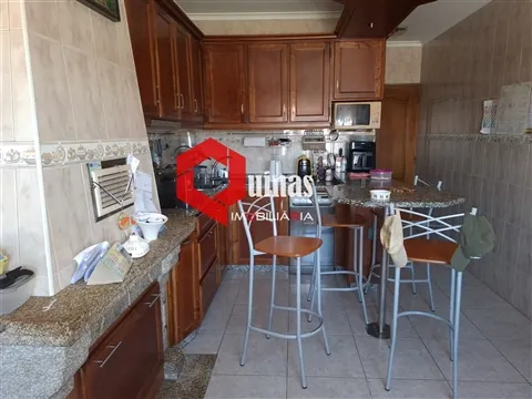 5-bedroom house with garage and land in the center of Sabugal.