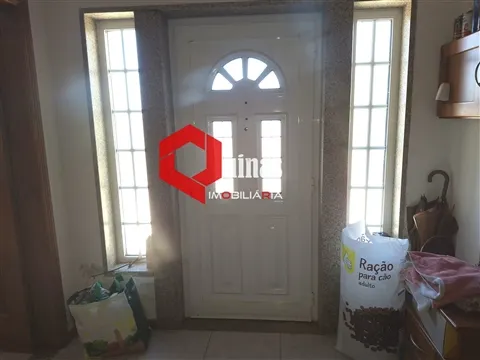 5-bedroom house with garage and land in the center of Sabugal.