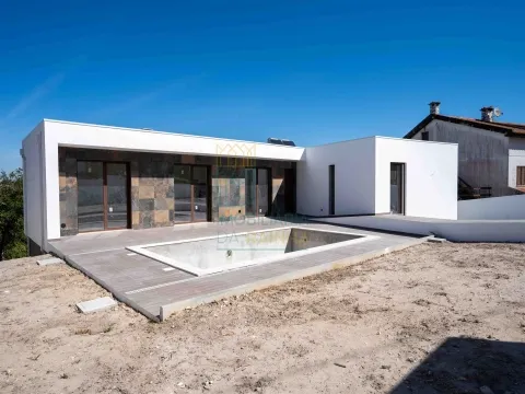 House with Pool and Garage – 10 Minutes from Caldas da Rainha