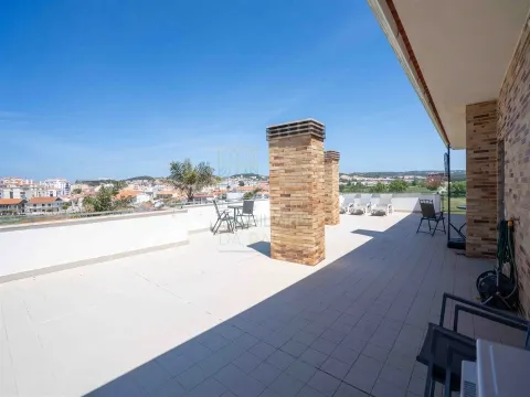 2-Bedroom Apartment near São Martinho do Porto Beach