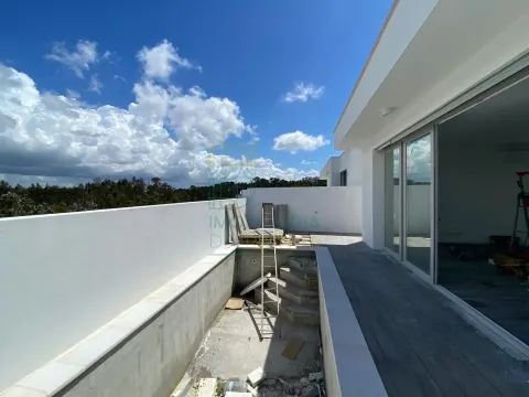 Moradia T2 com Piscina e Garagem em Salir do Porto – Conforto, Modernidade e Proximidade ao Mar
