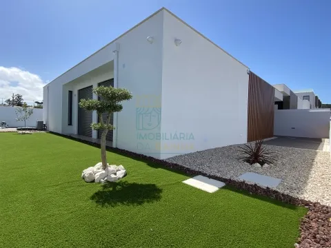 Moradia T2 com Piscina e Garagem em Salir do Porto – Conforto, Modernidade e Proximidade ao Mar