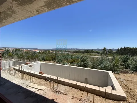 Moradia T2 com Piscina e Garagem em Salir do Porto – Conforto, Modernidade e Proximidade ao Mar