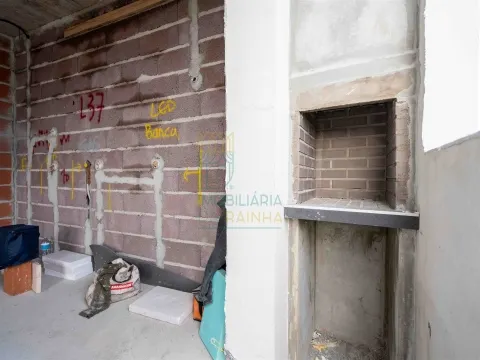 2-Bedroom Villa with Pool and Garage in Salir do Porto – Comfort and Modern Design