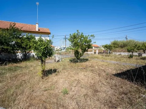 Moradia com Garagem, Anexo e Poço no Nadadouro