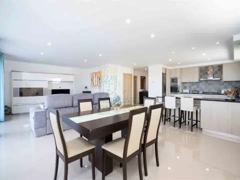 4-Bedroom Villa with Pool, Jacuzzi and Outdoor Space in Caldas da Rainha