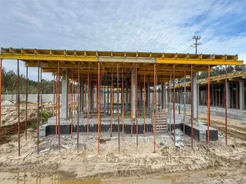 Single-Story House with 3 Bedrooms, Pool, and Garage in a Private Condominium