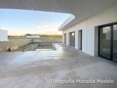 Moradia Térrea de Arquitetura Contemporânea com Piscina