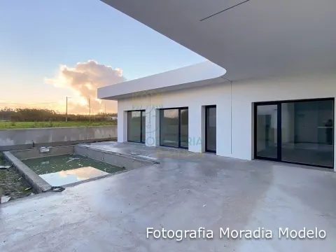 Moradia Térrea de Arquitetura Contemporânea com Piscina