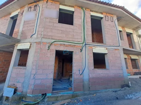 Moradia T3 com 2 pisos de arquitetura tradicional.