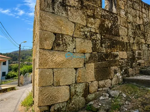 Moradia em Pedra para Reconstrução com Projeto Aprovado