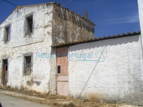 Ruina com 2 pisos e quintal, para restauro