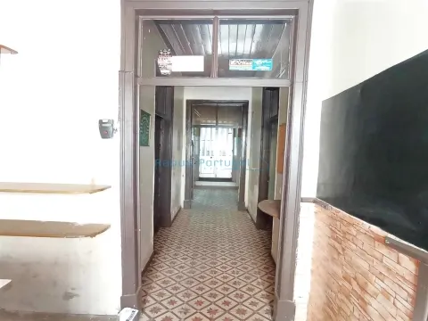 Traditionelles Haus zum Renovieren, Geschäfts- oder Eigenheim