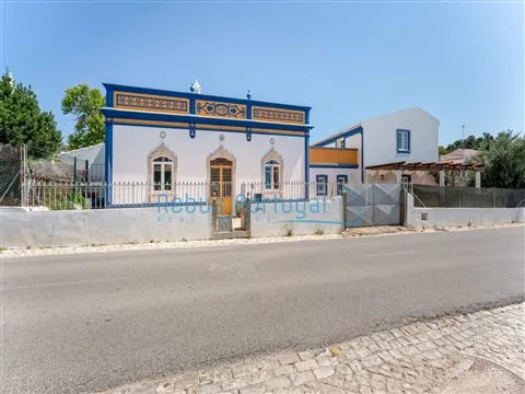 Moradia T3+1 de Charme Tradicional com Jardim e Potencial de Anexo