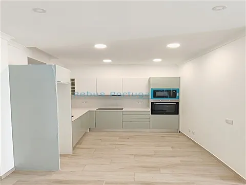 Maison de ville rénovée avec terrasse, à pied du centre de Faro