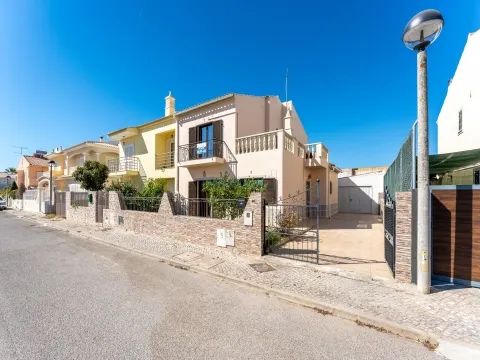  Doppelhaus mit 3 Schlafzimmern, 2 Badezimmern und Garage