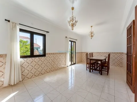  Doppelhaus mit 3 Schlafzimmern, 2 Badezimmern und Garage