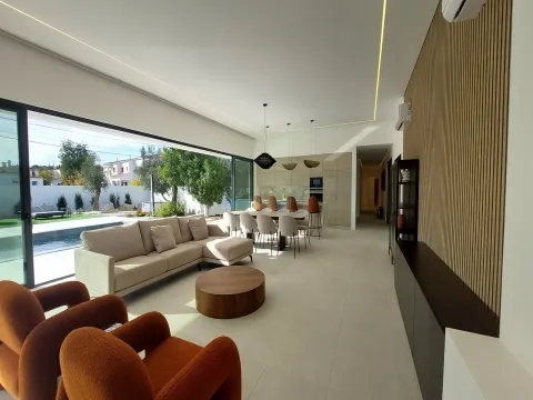 Luxusvilla mit 4 Schlafzimmer und Pool