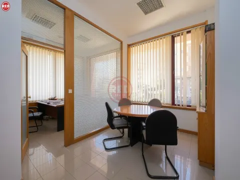 Escritório c/ 63m2 na zona da Barrosa