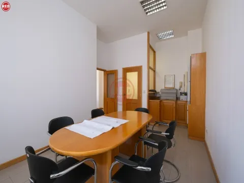 Escritório c/ 63m2 na zona da Barrosa
