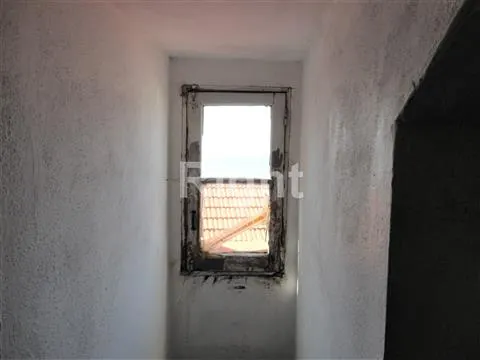 Prédio devoluto para recuperar, próximo da Sé de Lisboa