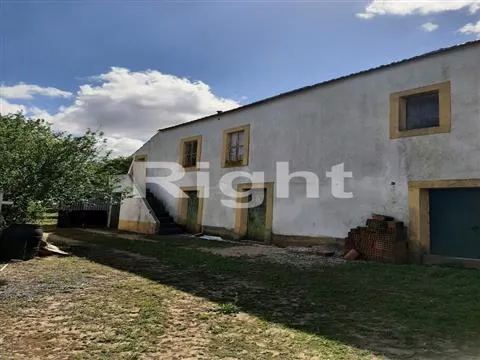 Moradia T3 com magnífico terreno em Santarém