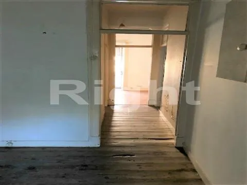 Prédio com 4 fracções junto à Praça das Flores