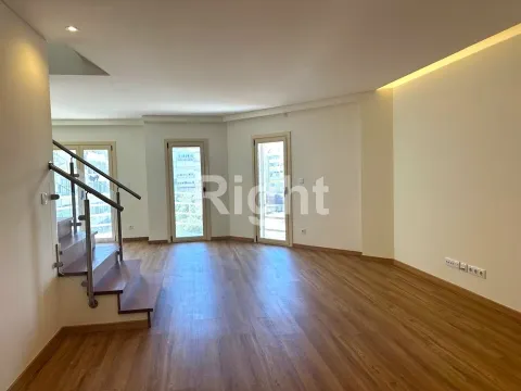 Apartamento T3 Duplex novo com terraço em Benfica