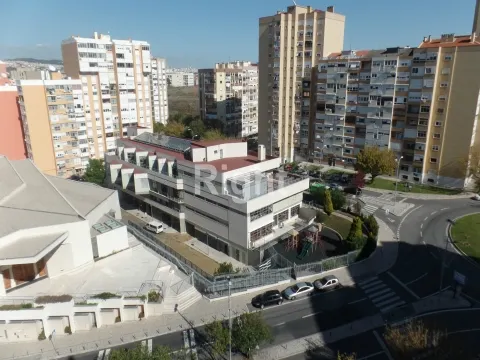 Apartamento T2 na zona central de Alfornelos, Amadora