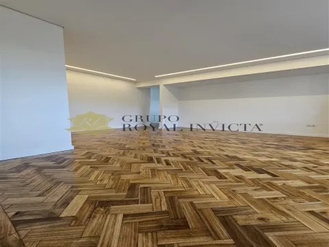 Apartamento T4 Totalmente Renovado no Coração do Porto – Rua Gonçalo Cristóvão