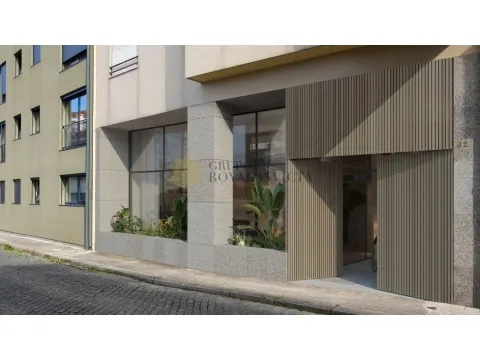 Espaço comercial com projeto aprovado para habitação T1+2 em Paranhos