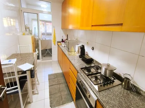 Apartamento T2 convertido em T3 (potencial T4) – R/ch em Paranhos, ideal para estudantes