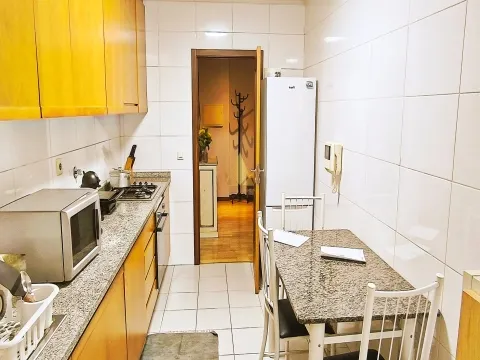 Apartamento T2 convertido em T3 (potencial T4) – R/ch em Paranhos, ideal para estudantes