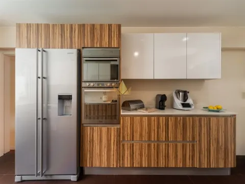 Vivenda Exclusiva com Piscina e Sala de Cinema – Conforto e Elegância