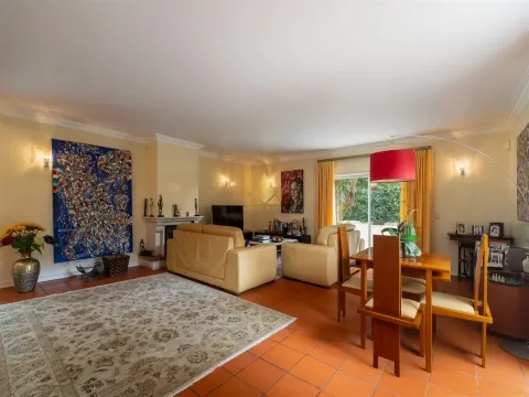 Vivenda Exclusiva com Piscina e Sala de Cinema – Conforto e Elegância