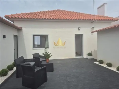 Moradia T3 Remodelada para Venda em Óbidos