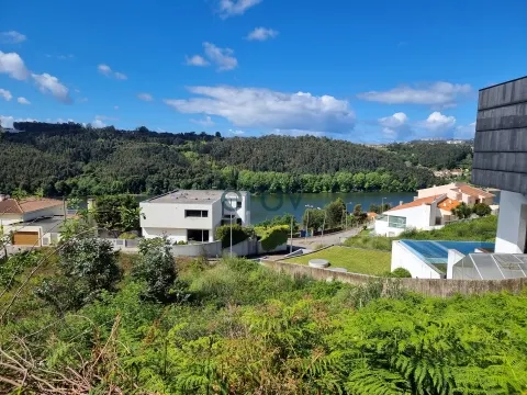 Terreno com Projeto de Moradia T4 e Vista Deslumbrante sobre o Rio Douro — Jovim, Gondomar
