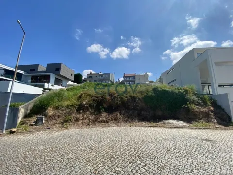 Terreno com Projeto de Moradia T4 e Vista Deslumbrante sobre o Rio Douro — Jovim, Gondomar