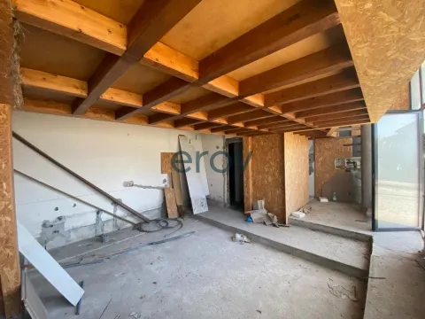 Apartamento T1 Duplex em Joane – Em fase de transformação, localização central