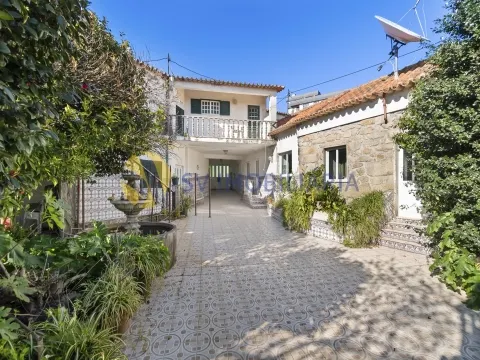 Moradia T6 no centro de Ermesinde com anexo e pátio