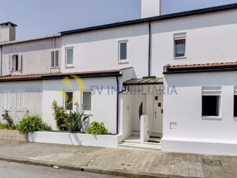 Moradia T3 com terraço e painéis solares em Valongo