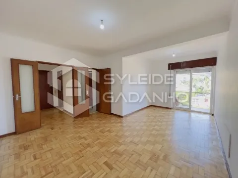 Apartamento T5 para VENDA  próximo ao Jardim Público da Covilhã