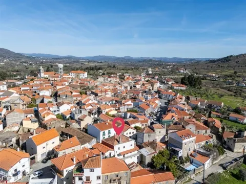 Prédio para venda centro de Caria com comércio no rés-do-chão e ampla habitação nos pisos superiores