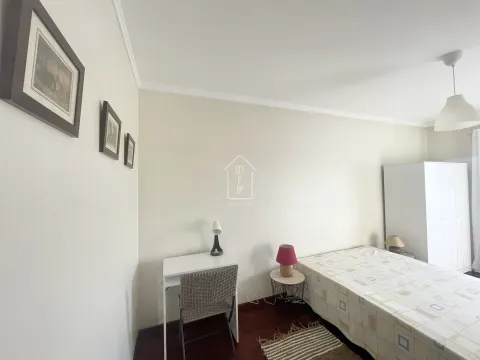 ARRENDAMENTO - Quarto em apartamento T4