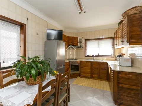 Apartamento T3 na Maia com varanda e garagem box — o equilíbrio ideal entre conforto e localização.