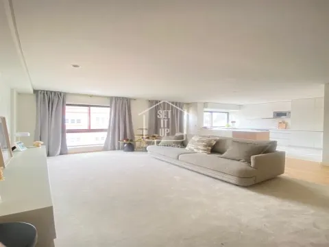 Apartamento T3 com Varanda, Garagem e Arrumos – Rua do Paraíso, Baixa do Porto