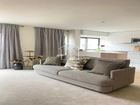 Apartamento T3 com Varanda, Garagem e Arrumos – Rua do Paraíso, Baixa do Porto