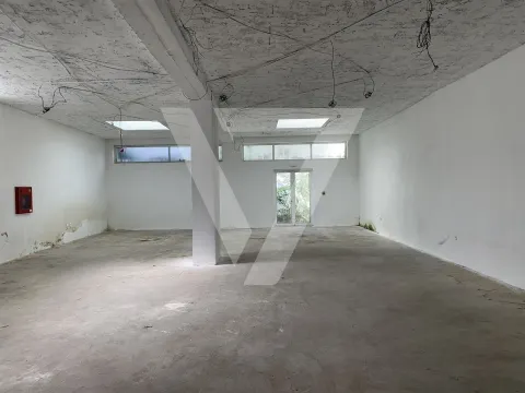 Magasin/Bureau à louer près du métro - Matosinhos Sul.
