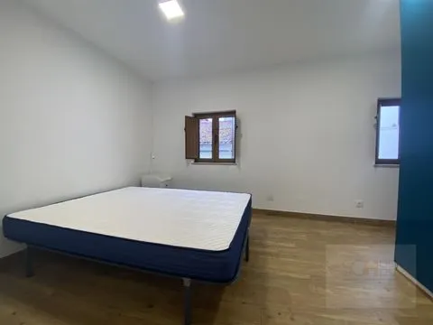 Arrenda moradia com logradouro