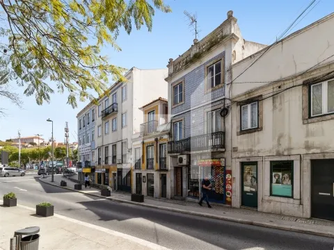 Edifício com Potencial Único em Alcântara — Lisboa